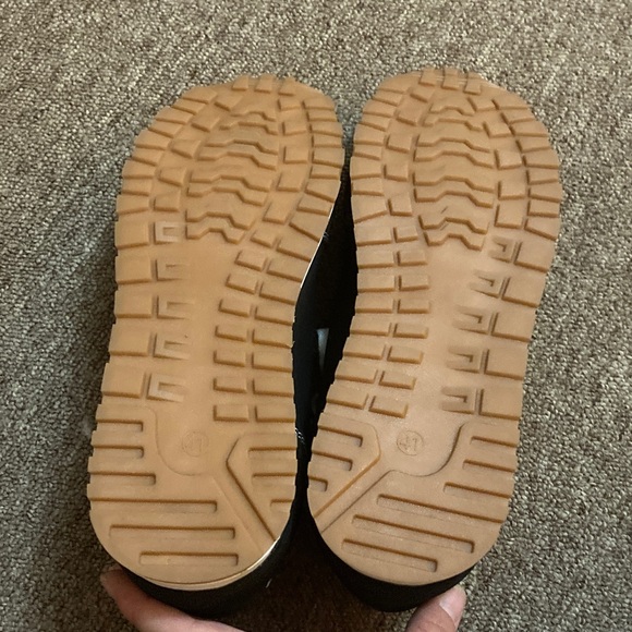 Stylish Black and White Women's Sneakers - Picture 4 of 7